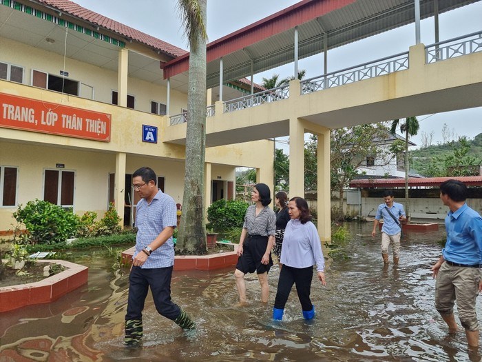 Lãnh đạo Sở GDĐT Hải Phòng thị sát trường học khắc phục hậu quả sau bão số 3