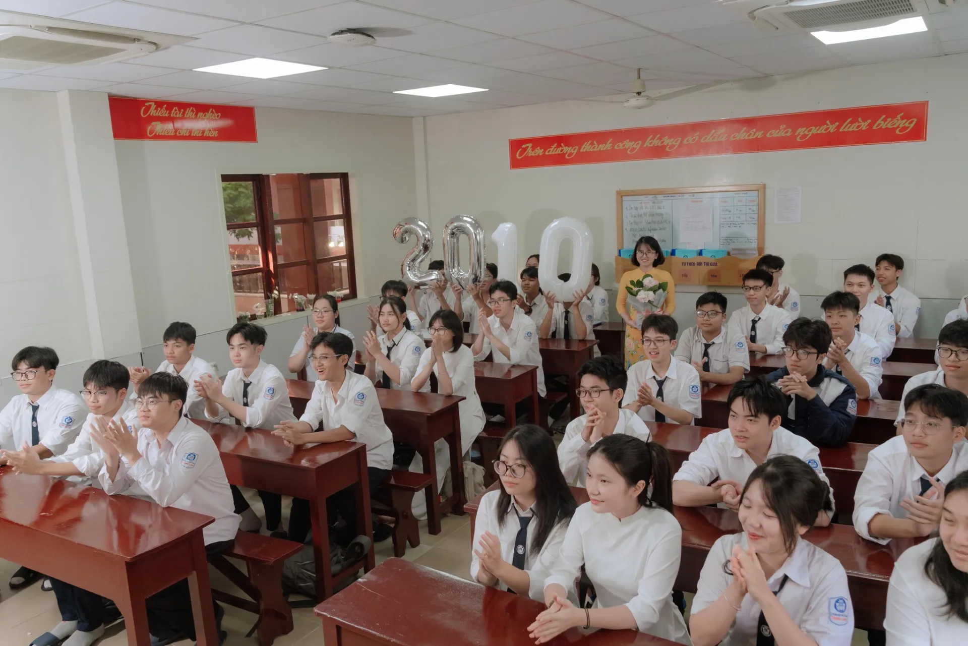 CHƯƠNG TRÌNH KỶ NIỆM 95 NGÀY PHỤ NỮ VIỆT NAM (20/10/1930-20/10/2025) VÀ TUYÊN TRUYỀN PHÁP LUẬT VỀ PHÒNG CHỐNG TỘI PHẠM LỪA ĐẢO TRÊN KHÔNG GIAN MẠNG, KỸ NĂNG PCCC, CỨU HỘ CỨU NẠN VÀ TRẬT TỰ ATGT CHO HS 25 27