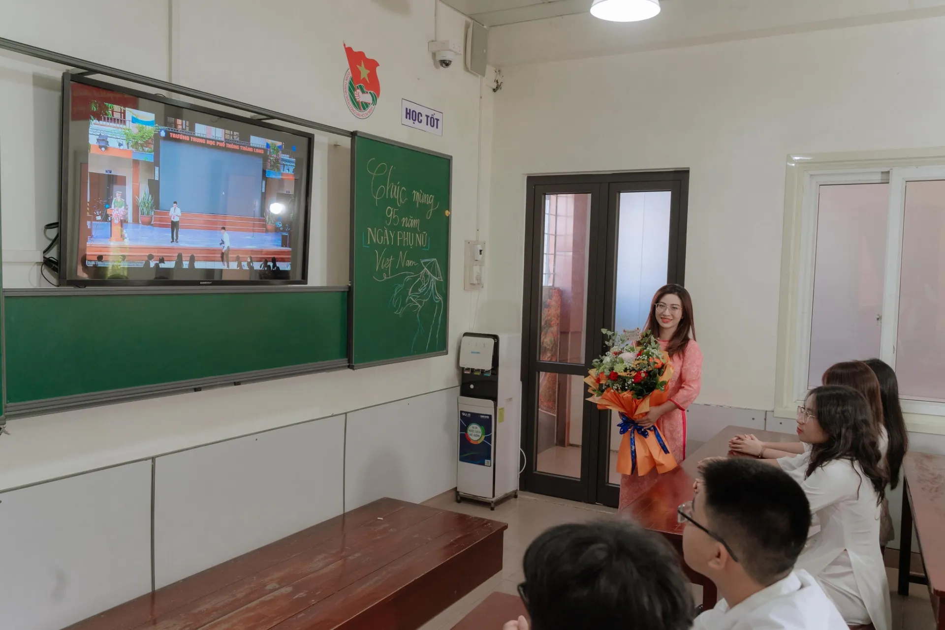 CHƯƠNG TRÌNH KỶ NIỆM 95 NGÀY PHỤ NỮ VIỆT NAM (20/10/1930-20/10/2025) VÀ TUYÊN TRUYỀN PHÁP LUẬT VỀ PHÒNG CHỐNG TỘI PHẠM LỪA ĐẢO TRÊN KHÔNG GIAN MẠNG, KỸ NĂNG PCCC, CỨU HỘ CỨU NẠN VÀ TRẬT TỰ ATGT CHO HS 31 33