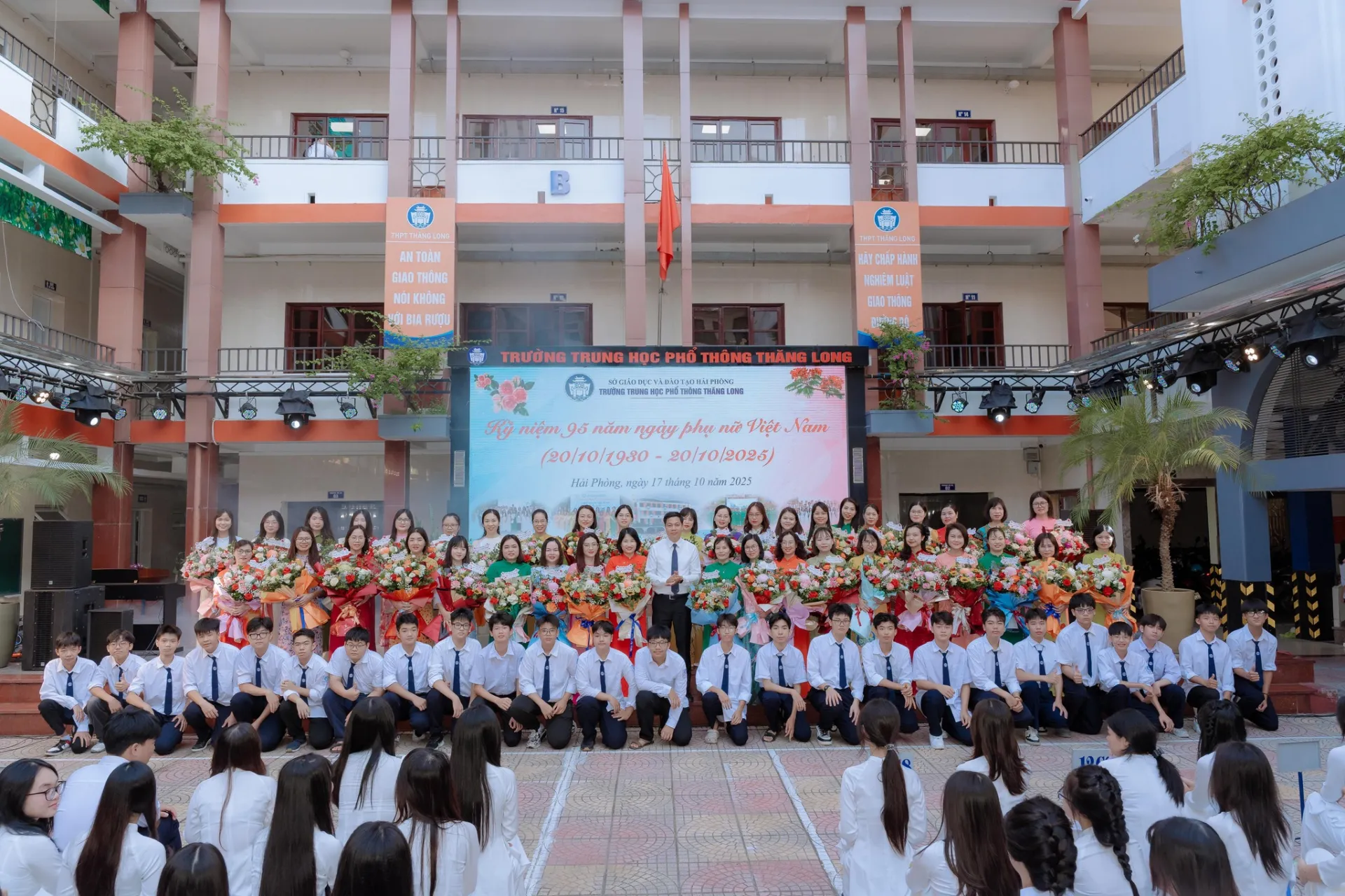 CHƯƠNG TRÌNH KỶ NIỆM 95 NGÀY PHỤ NỮ VIỆT NAM (20/10/1930-20/10/2025) VÀ TUYÊN TRUYỀN PHÁP LUẬT VỀ PHÒNG CHỐNG TỘI PHẠM LỪA ĐẢO TRÊN KHÔNG GIAN MẠNG, KỸ NĂNG PCCC, CỨU HỘ CỨU NẠN VÀ TRẬT TỰ ATGT CHO HS 4 4 1