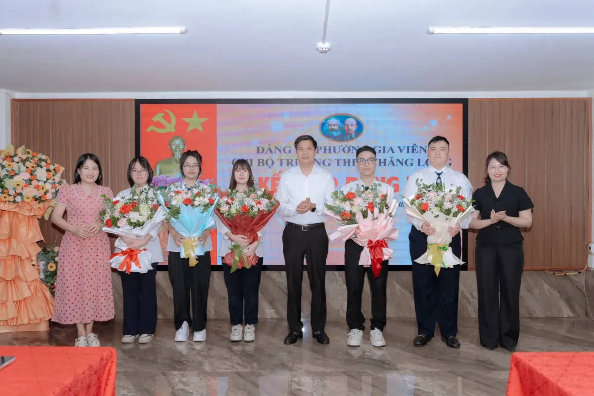 LỄ KẾT NẠP ĐẢNG VIÊN MỚI TẠI CHI BỘ TRƯỜNG THPT THĂNG LONG 1 13 1