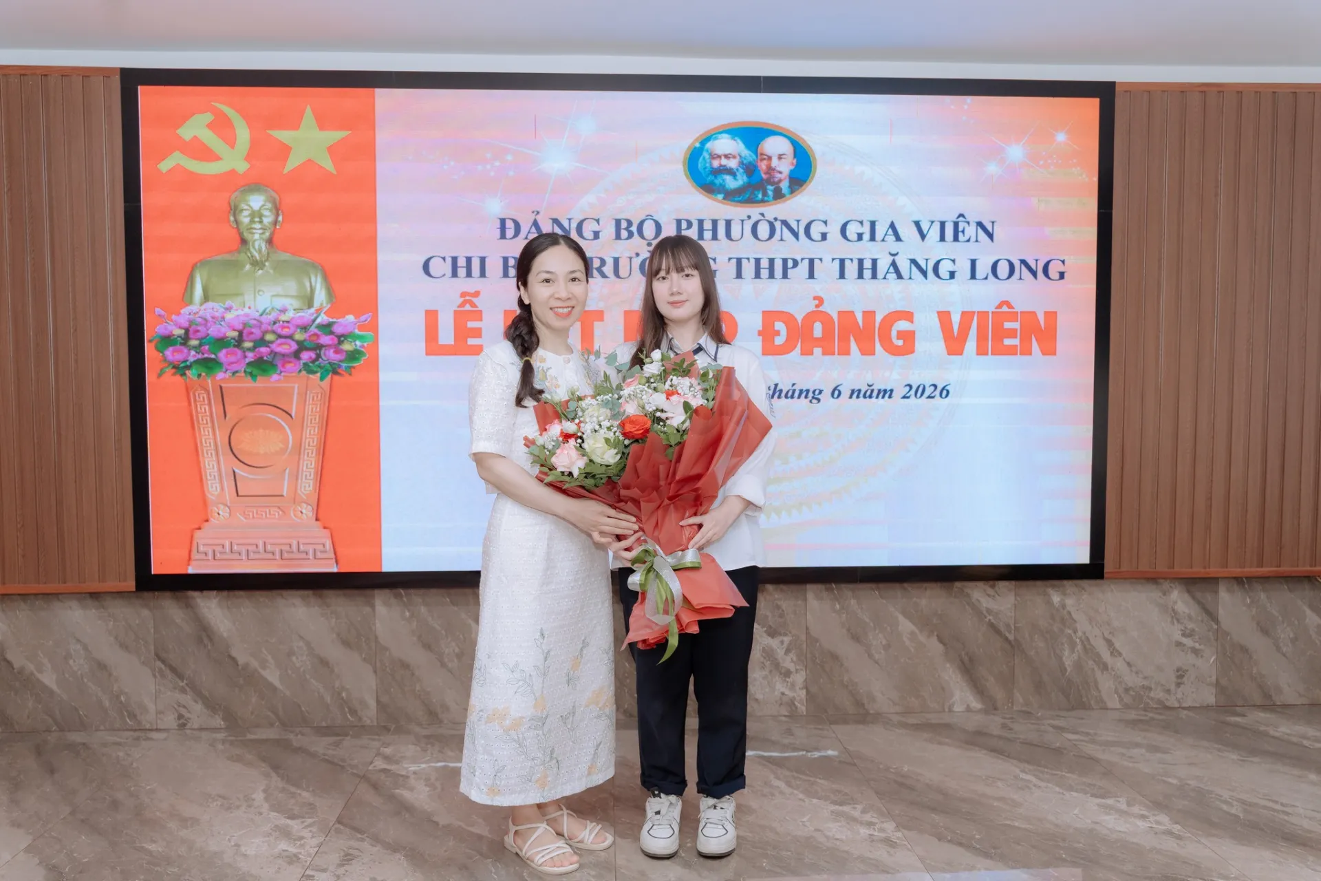 LỄ KẾT NẠP ĐẢNG VIÊN MỚI TẠI CHI BỘ TRƯỜNG THPT THĂNG LONG 28 27 1