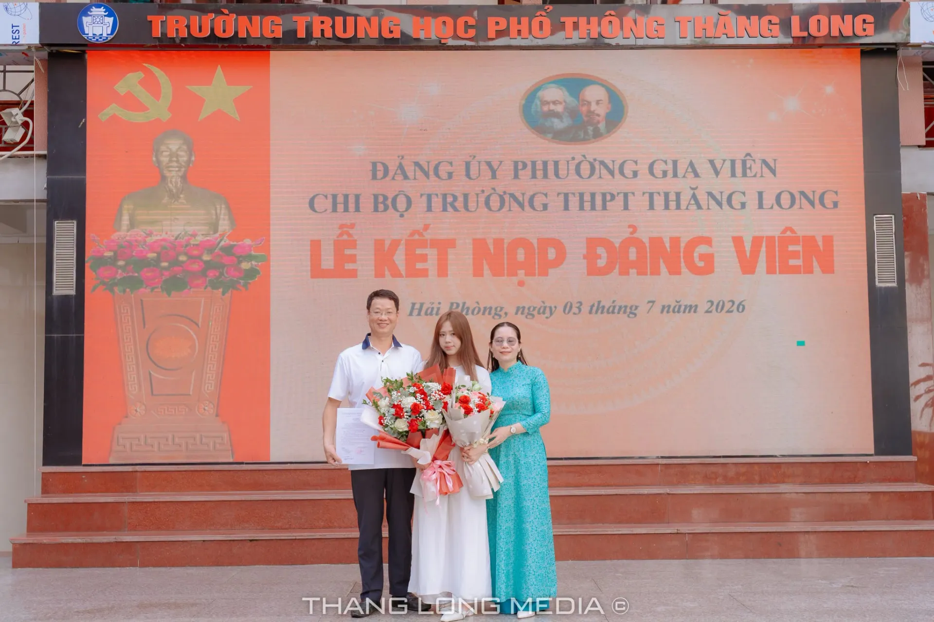 LỄ KẾT NẠP ĐẢNG VIÊN MỚI TẠI TRƯỜNG THPT THĂNG LONG 20 19