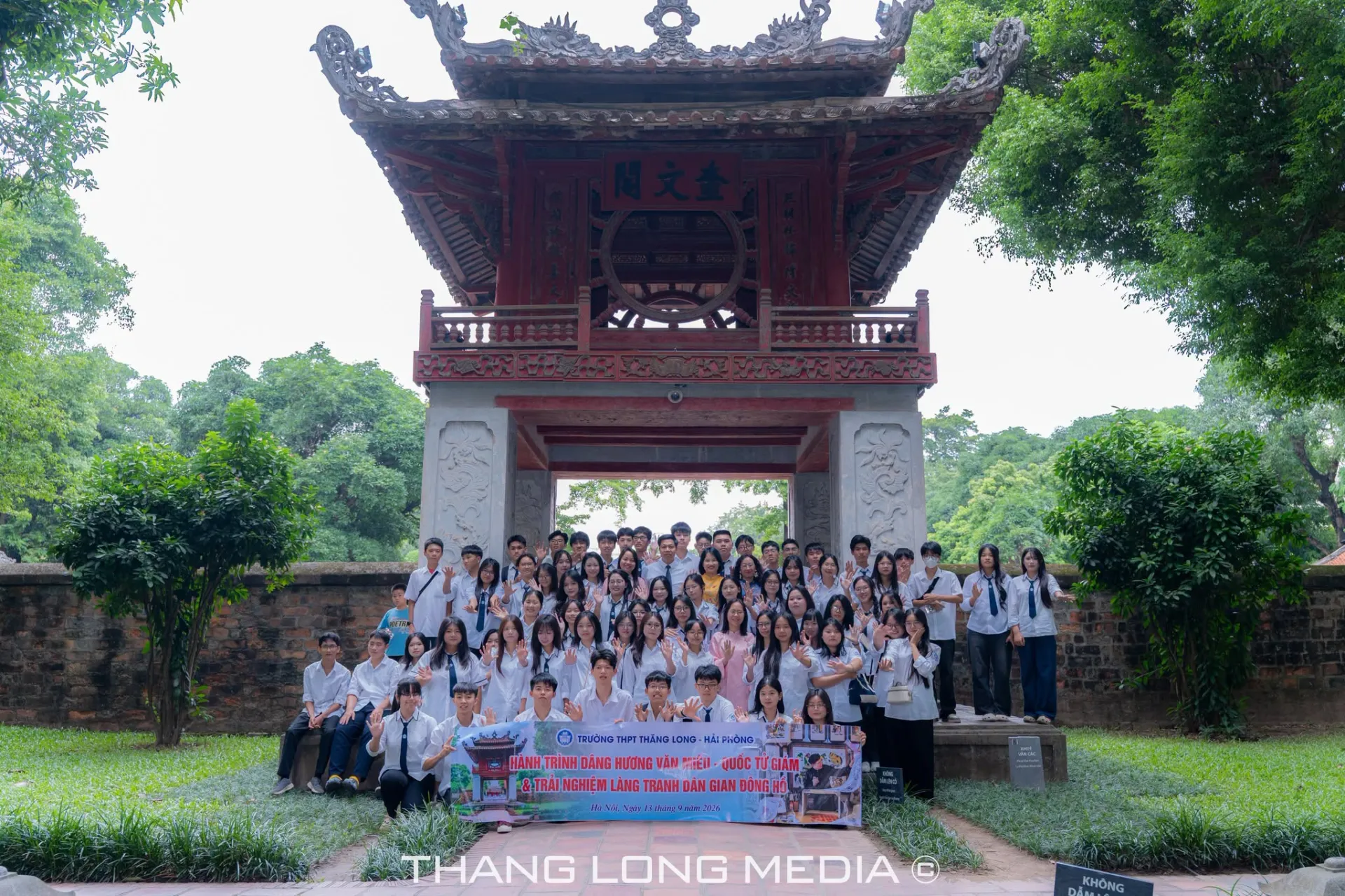 THPT Thăng Long tổ chức hoạt động giáo dục truyền thống: Dâng hương Văn Miếu – Quốc Tử Giám và trải nghiệm văn hóa tranh Đông Hồ 2 1 1