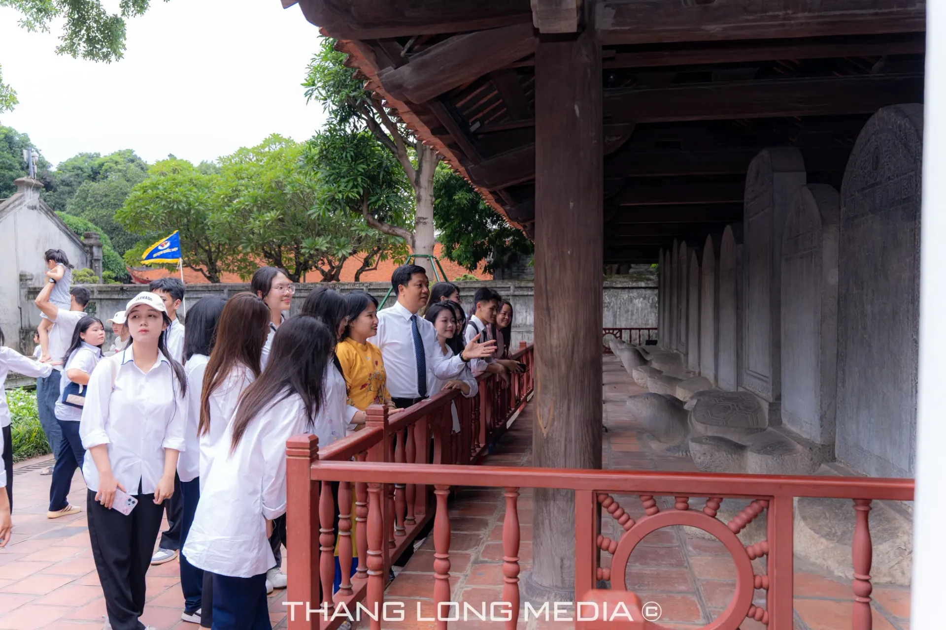 THPT Thăng Long tổ chức hoạt động giáo dục truyền thống: Dâng hương Văn Miếu – Quốc Tử Giám và trải nghiệm văn hóa tranh Đông Hồ 7 10 2