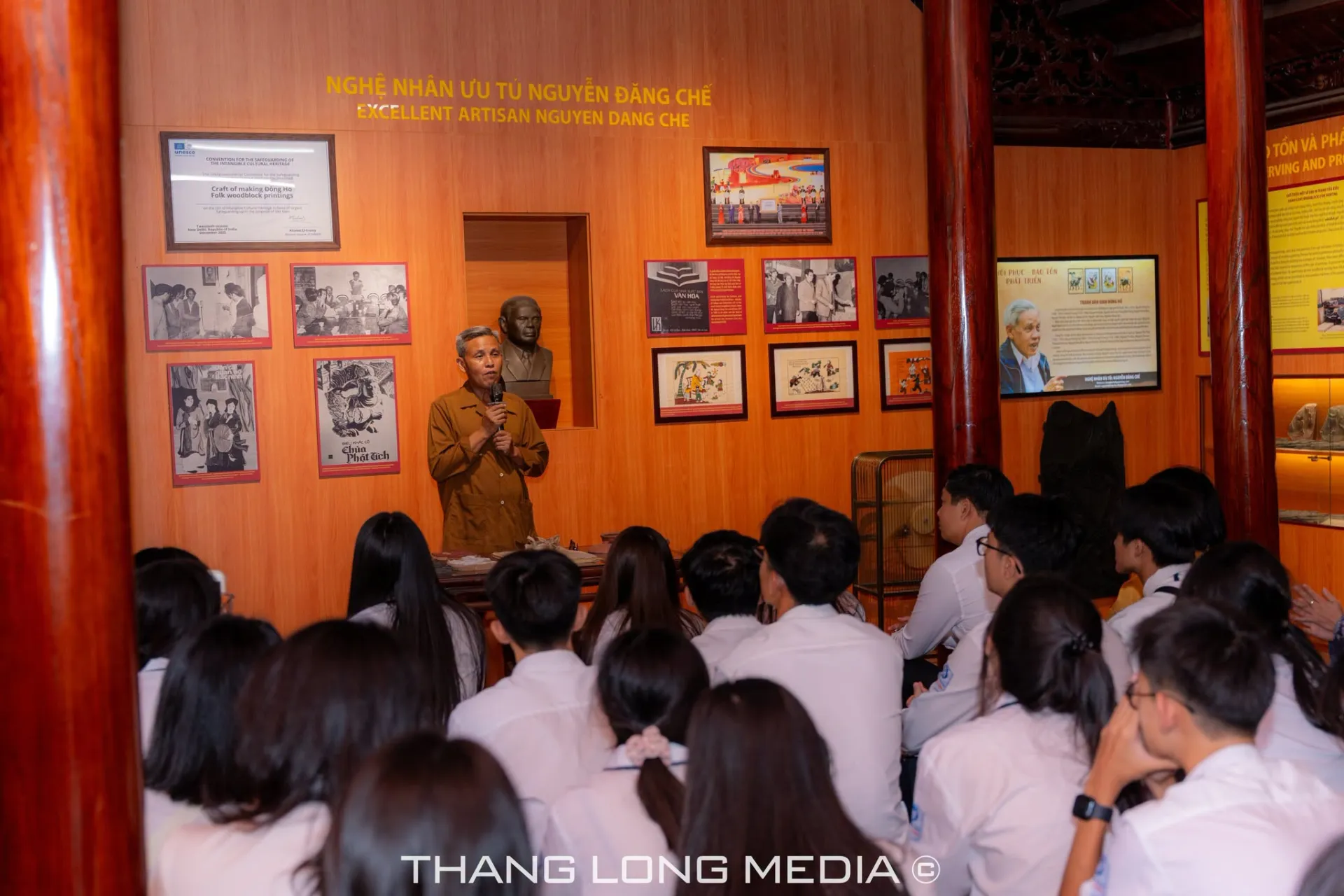 THPT Thăng Long tổ chức hoạt động giáo dục truyền thống: Dâng hương Văn Miếu – Quốc Tử Giám và trải nghiệm văn hóa tranh Đông Hồ 8 11 2