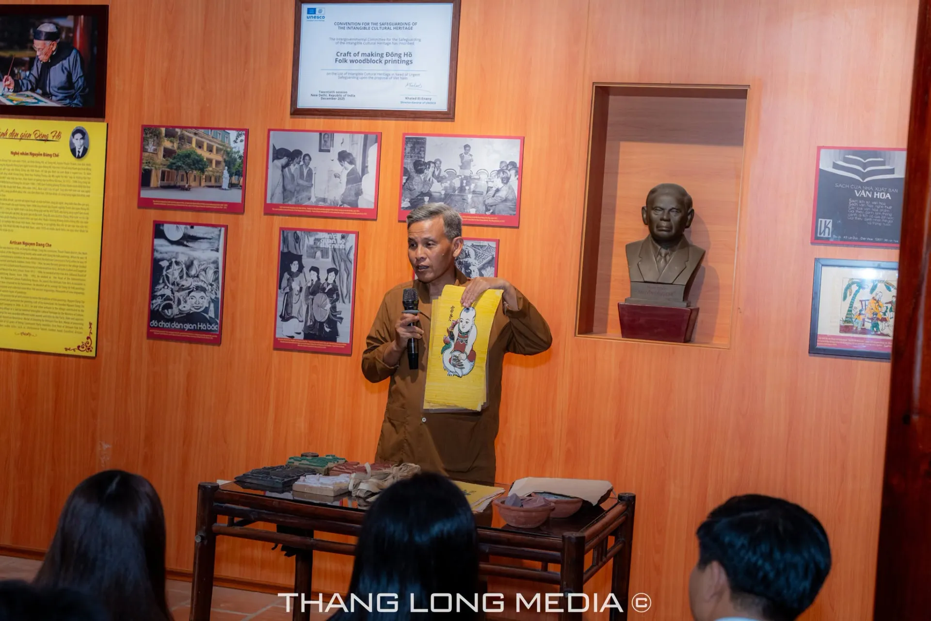 THPT Thăng Long tổ chức hoạt động giáo dục truyền thống: Dâng hương Văn Miếu – Quốc Tử Giám và trải nghiệm văn hóa tranh Đông Hồ 10 13 2