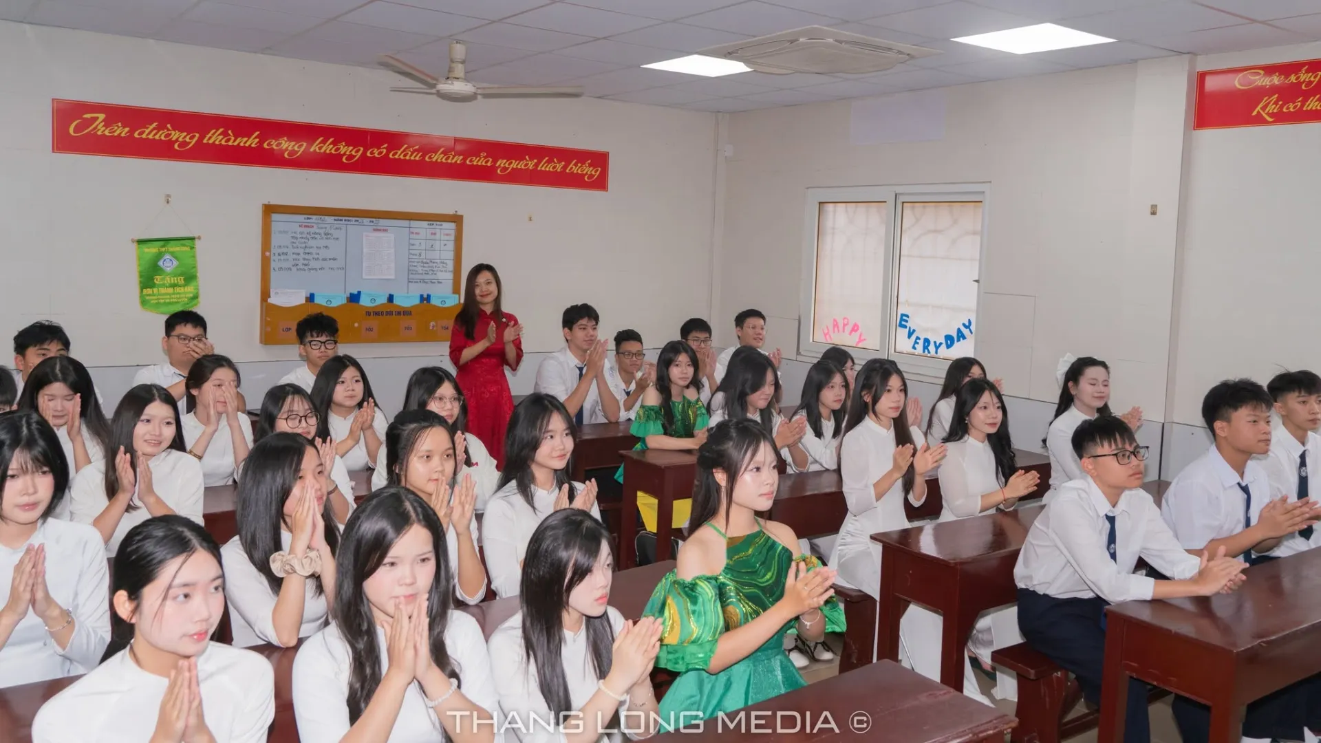 TRƯỜNG THPT THĂNG LONG LONG TRỌNG TỔ CHỨC LỄ KHAI GIẢNG NĂM HỌC 2026 – 2027 22 21 1
